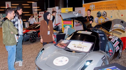 Selçuk Üniversitesi elektrikli aracı 'Alparslan', otomotiv sektörüyle buluştu